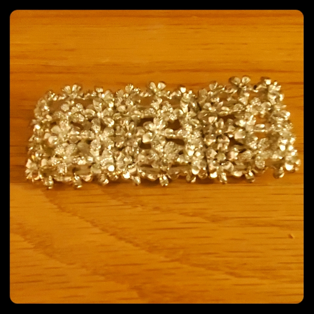 Metal flower bracelet